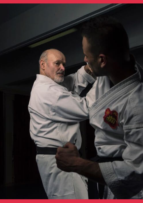 Dal 1982 il Maestro Echelli è diventato uno tra pochi allievi diretti del Maestro Toshio Tamano, sotto la cui guida studia Karate Goju-Ryu e Kobudo.
